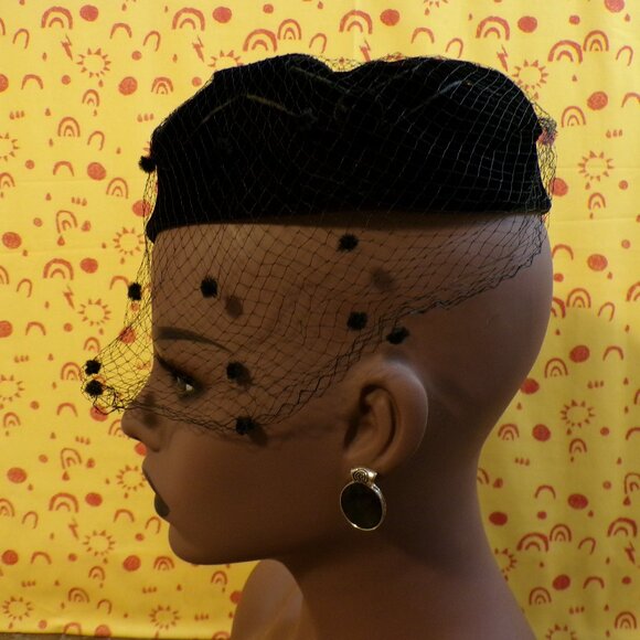 Women's Vintage Fascinator Hat Plush Black with Lace Veil and Open Crown - Picture 5 of 13